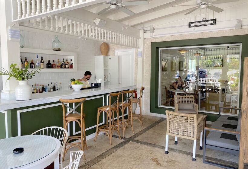 هتل Aventura Deluxe Suites Rooftop Pool