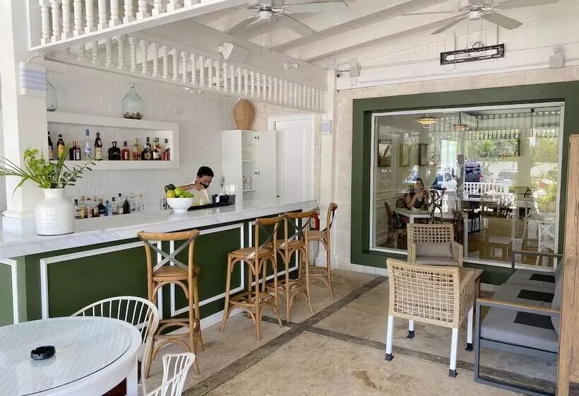 هتل Aventura Deluxe Suites Rooftop Pool