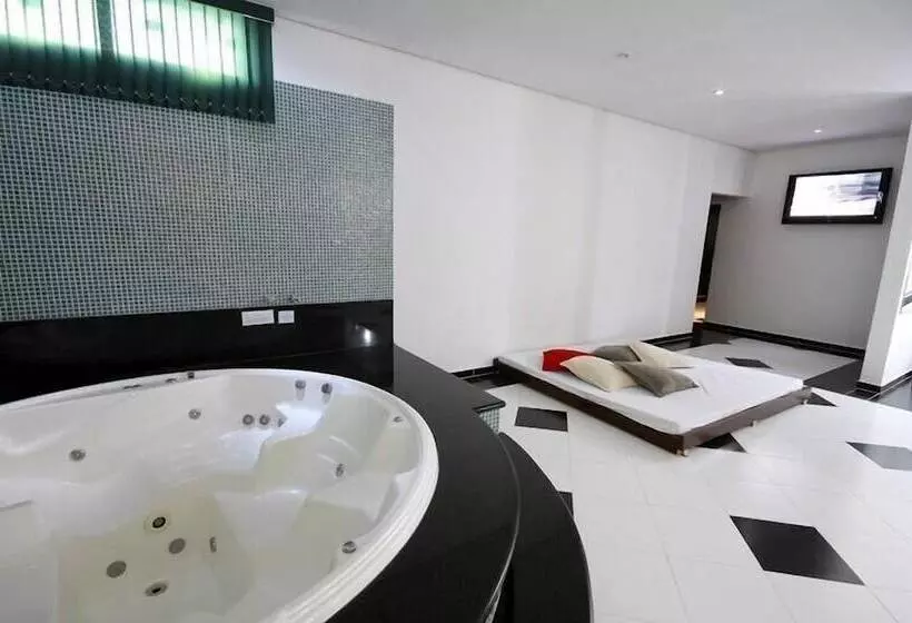 Motel Xanadú   Adults Only