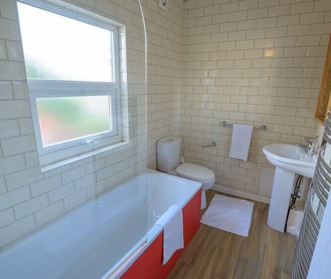 بنسيون Spacious 5 Bed House, Perfect For Groups, Great Location