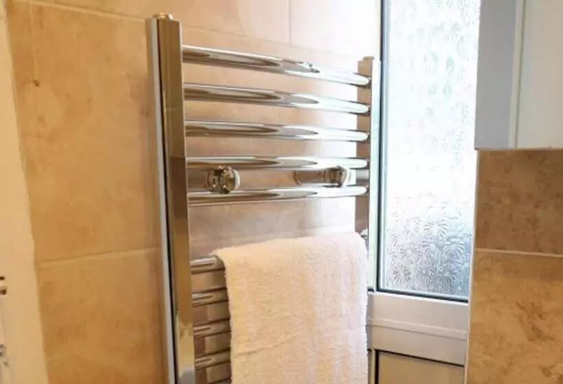 اقامتگاه 12 Guests 5 Bedroom House In Central Birmingham