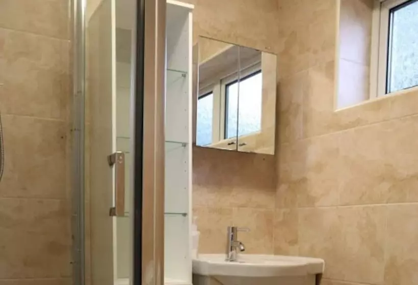 اقامتگاه 12 Guests 5 Bedroom House In Central Birmingham
