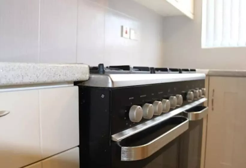 اقامتگاه 12 Guests 5 Bedroom House In Central Birmingham