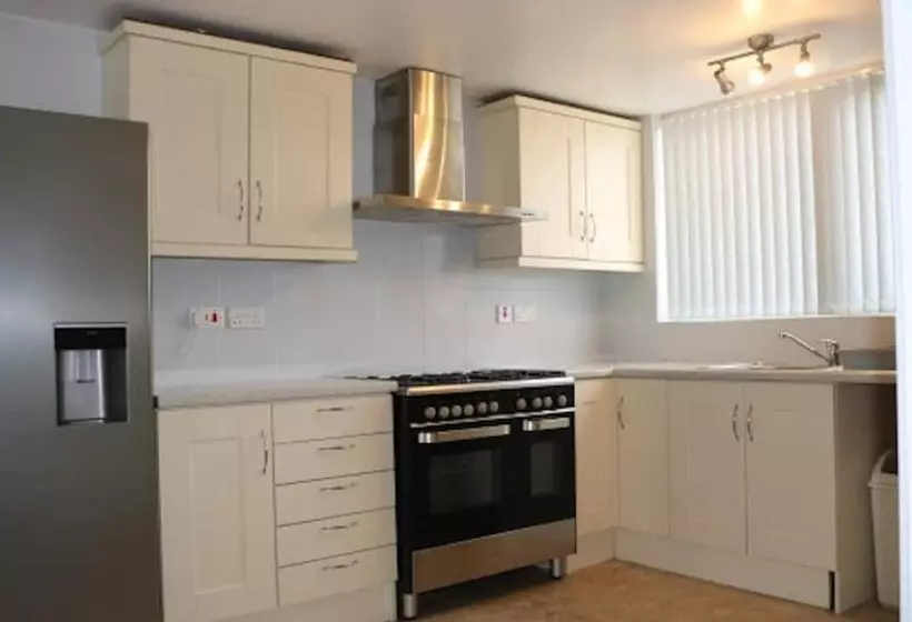 اقامتگاه 12 Guests 5 Bedroom House In Central Birmingham