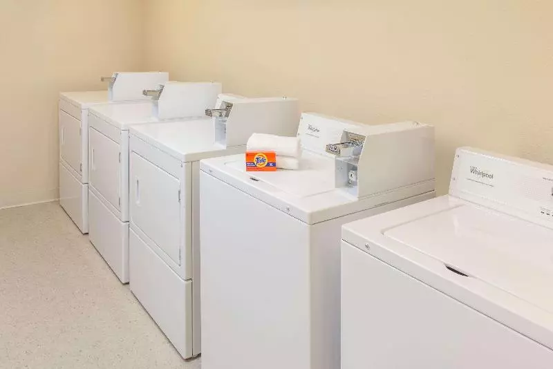 هتل Baymont By Wyndham Grand Forks