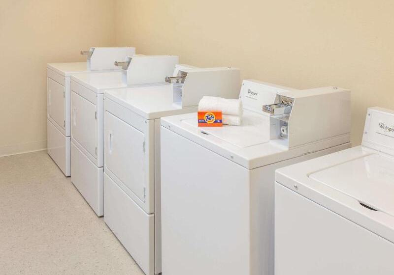 هتل Baymont By Wyndham Grand Forks