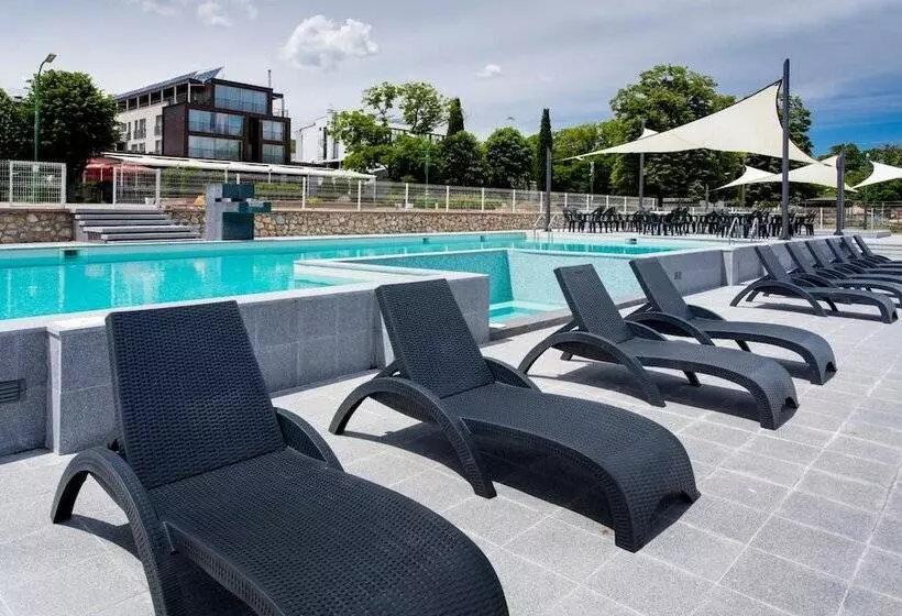 هتل Romantique Plaza Dojran