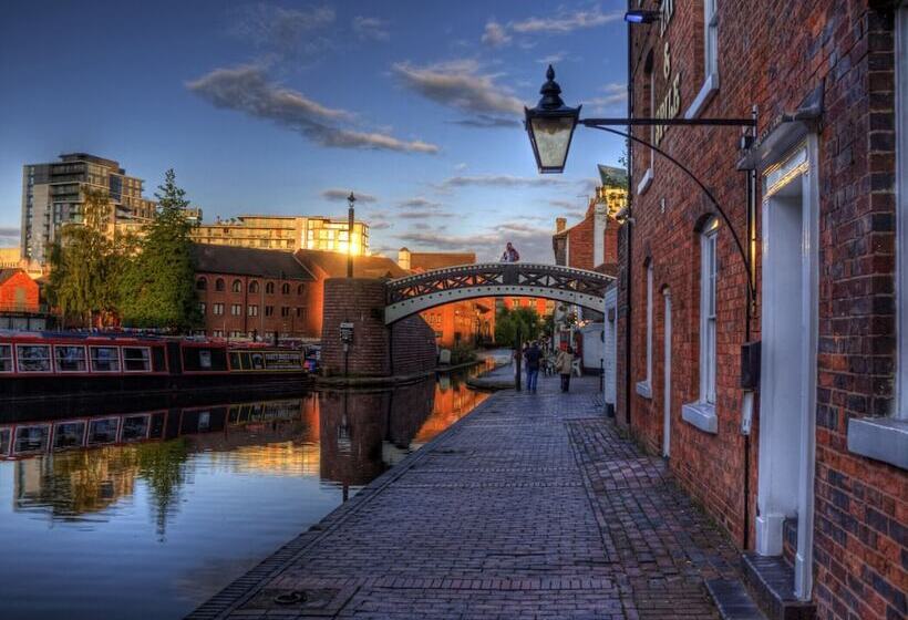 Family Home With Garden In Prime Birmingham Location