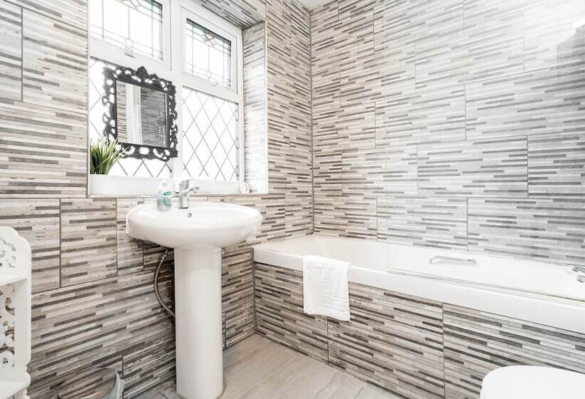 Family Home With Garden In Prime Birmingham Location