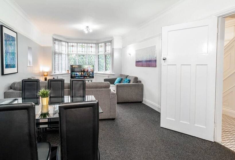 Family Home With Garden In Prime Birmingham Location