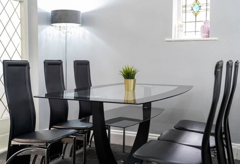 Family Home With Garden In Prime Birmingham Location