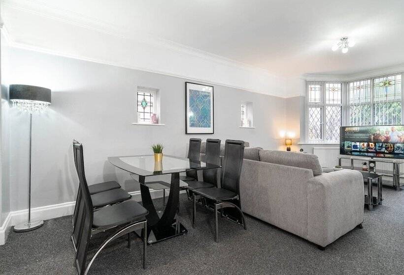 Family Home With Garden In Prime Birmingham Location