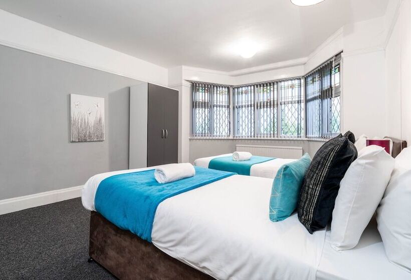 Family Home With Garden In Prime Birmingham Location