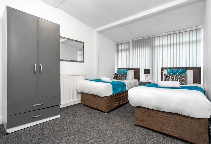 Family Home With Garden In Prime Birmingham Location