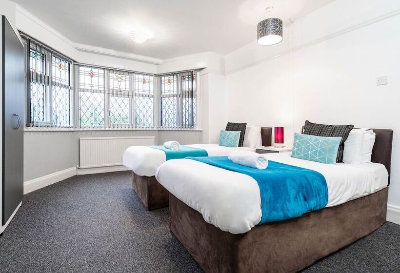 Family Home With Garden In Prime Birmingham Location