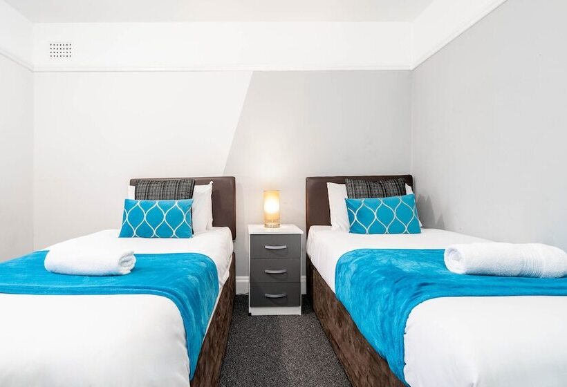 Family Home With Garden In Prime Birmingham Location