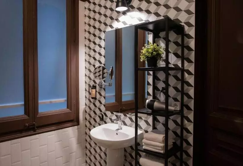 The Loft Hostel Barcelona La Pedrera