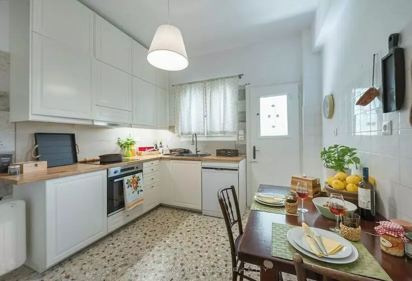 簡易ホテル Magnificent Home Athens Voula