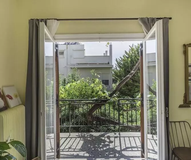 簡易ホテル Magnificent Home Athens Voula