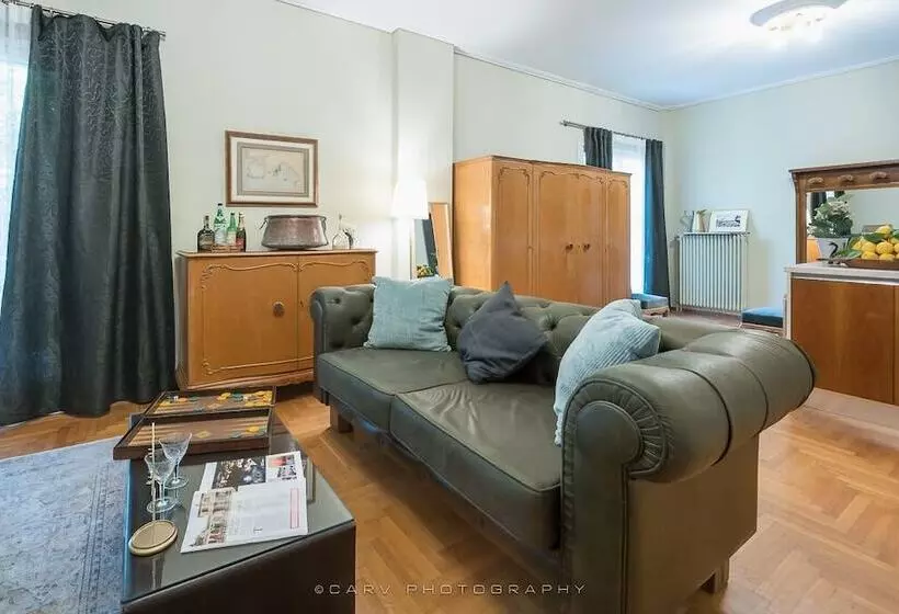 簡易ホテル Magnificent Home Athens Voula