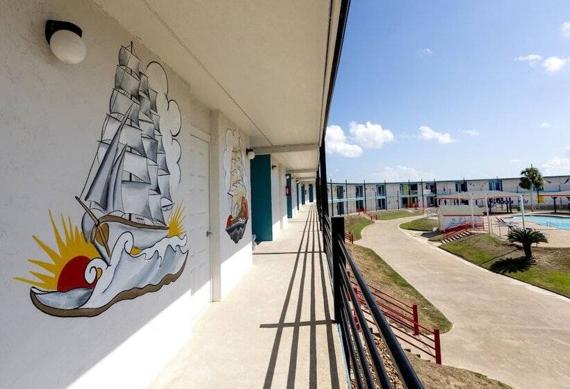 فندق Crystal Palace Resort