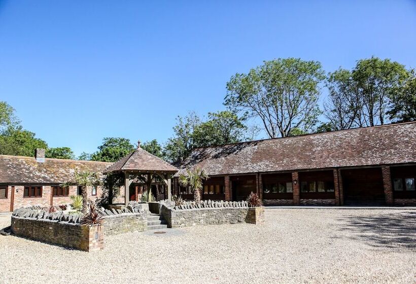 Отель Kingston Country Courtyard