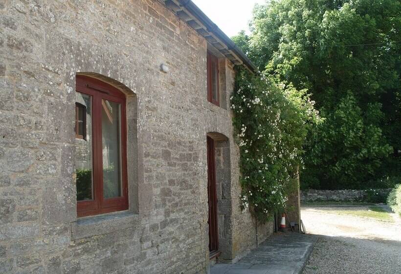 Отель Kingston Country Courtyard