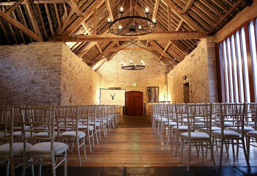 Отель Kingston Country Courtyard