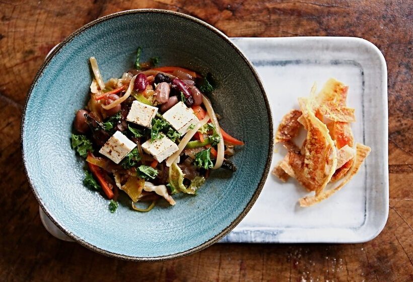 Отель Kingston Country Courtyard