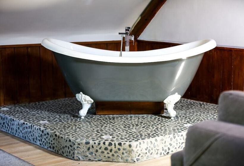 Отель Kingston Country Courtyard