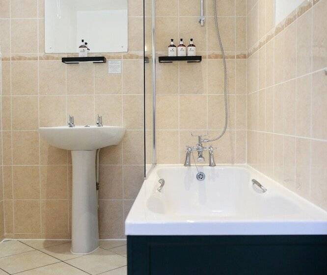 Отель Kingston Country Courtyard