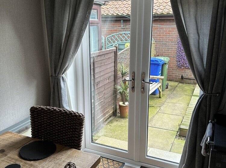 Immaculate 2 Bed Cottage In Flamborough