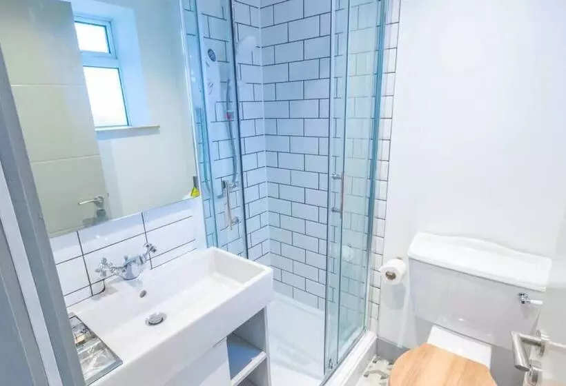 Pillo Rooms Serviced Apartments  Salford