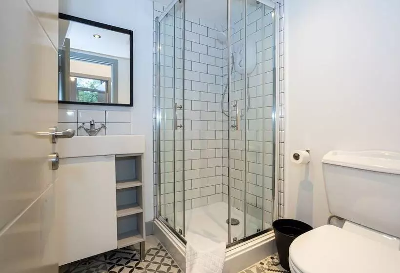 Pillo Rooms Serviced Apartments  Salford