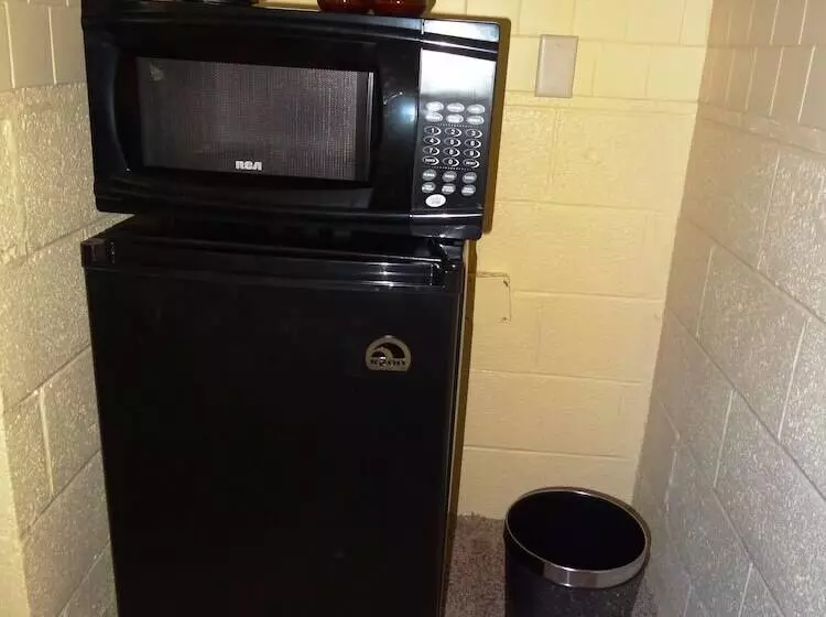 Queen Guest Room Located At The Joplin Inn At The Entrance To Mountain Harbor, Just 2 1/2 Miles From