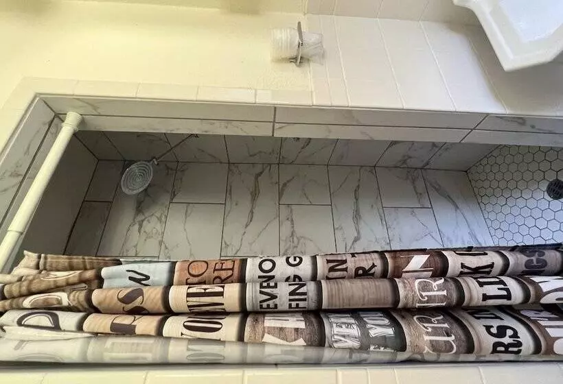 Queen Guest Room Located At The Joplin Inn At The Entrance To Mountain Harbor, Just 2 1/2 Miles From