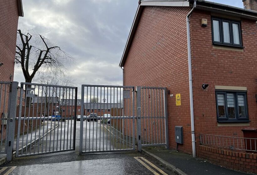 住所  Entire Captivating 2 Bed House In Manchester