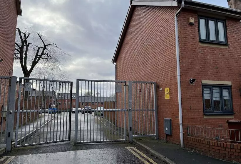 اقامتگاه Entire Captivating 2 Bed House In Manchester