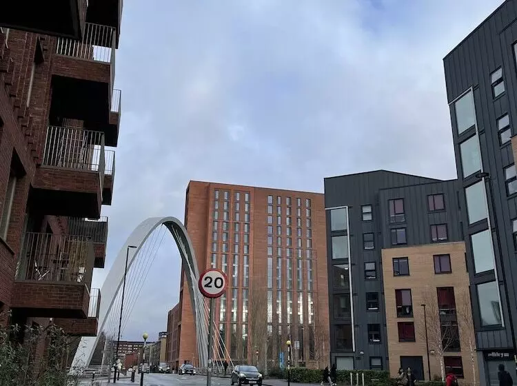 اقامتگاه Entire Captivating 2 Bed House In Manchester
