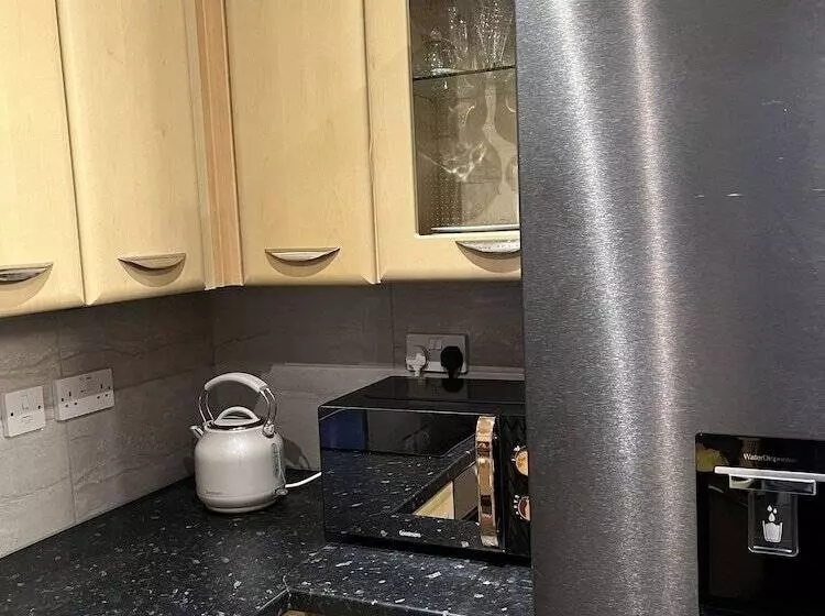 اقامتگاه Entire Captivating 2 Bed House In Manchester