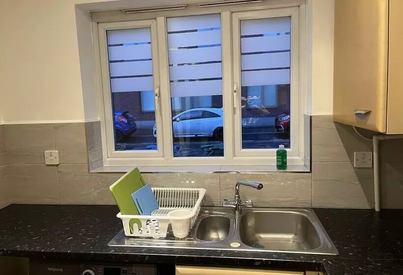 اقامتگاه Entire Captivating 2 Bed House In Manchester