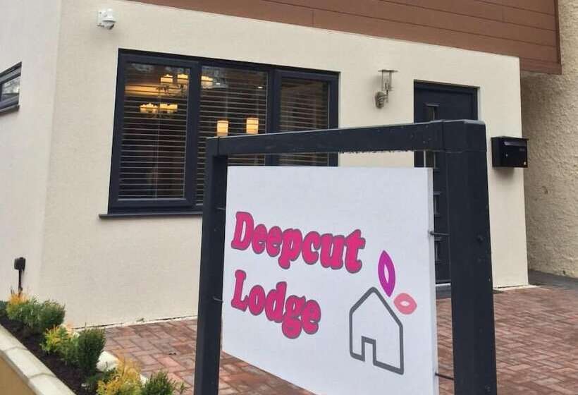 Deepcut Lodge Bed & Breakfast