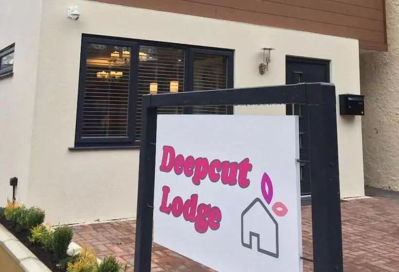 Deepcut Lodge Bed & Breakfast