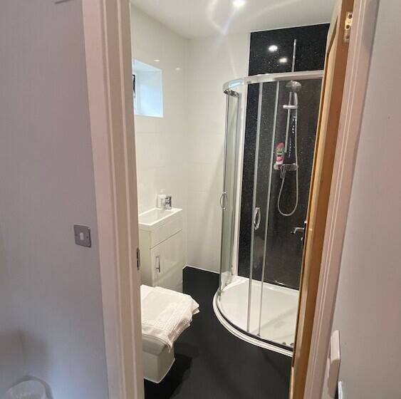 Deepcut Lodge Bed & Breakfast