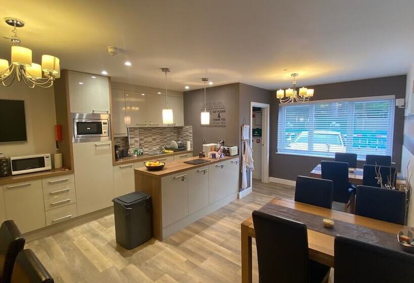 Deepcut Lodge Bed & Breakfast