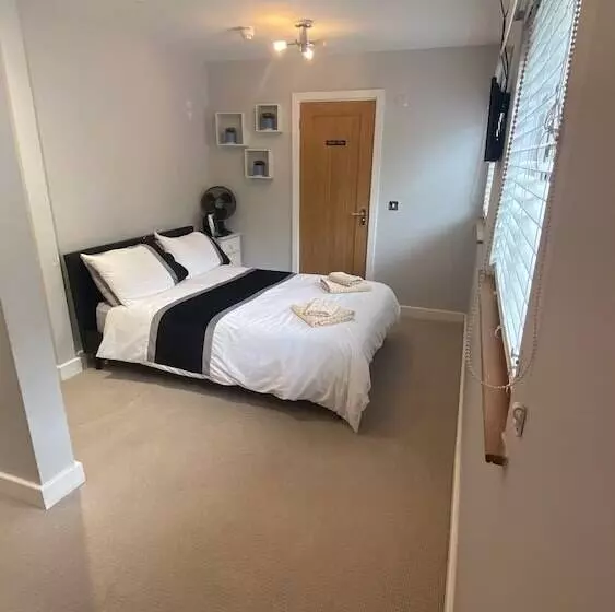 Deepcut Lodge Bed & Breakfast