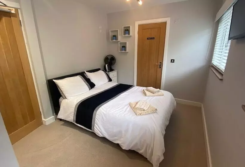 Deepcut Lodge Bed & Breakfast