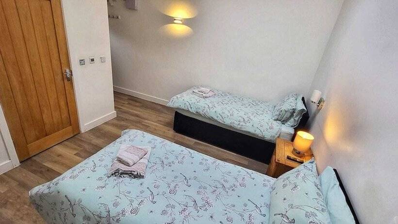 Deepcut Lodge Bed & Breakfast