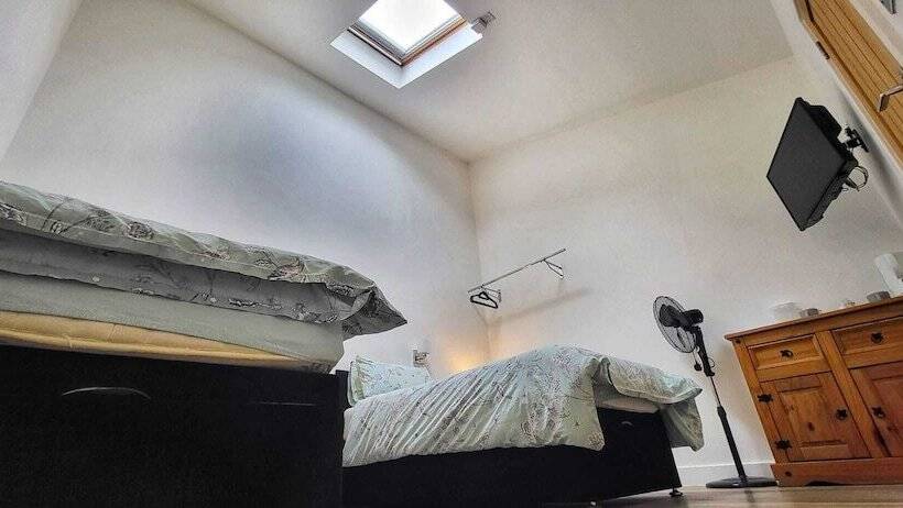 Deepcut Lodge Bed & Breakfast