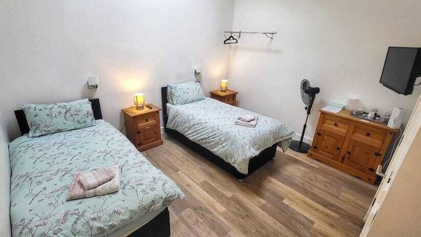 Deepcut Lodge Bed & Breakfast